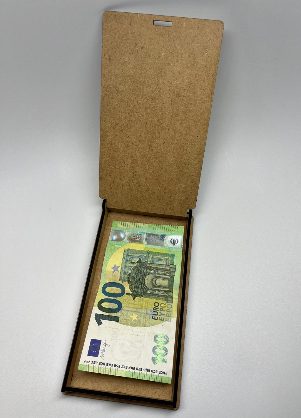 Drevená krabička na peniaze s gravírovaním – personalizovaný darček