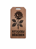 Pamätná tabuľka na veniec – Nyugodj békében | 4 × 8 cm
